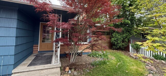 Building Photo - Well-cared-for home with strong curb appeal and quality updates in Southeast Portland.