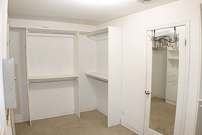 Building Photo - Amazing 5 bedroom home for rent in North F...