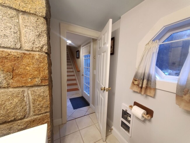 Building Photo - Winter Rental: Available Oct. 1-May 31 (Ut...