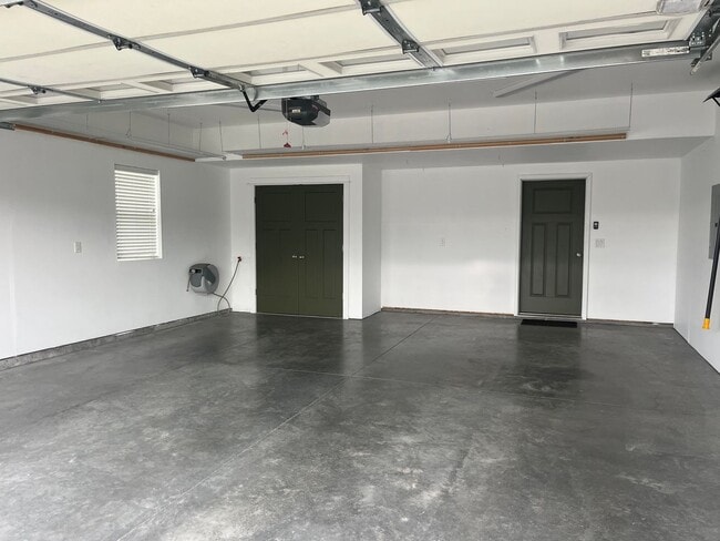 Building Photo - 3 bed 2.5 Bath Condo with 2 car garage