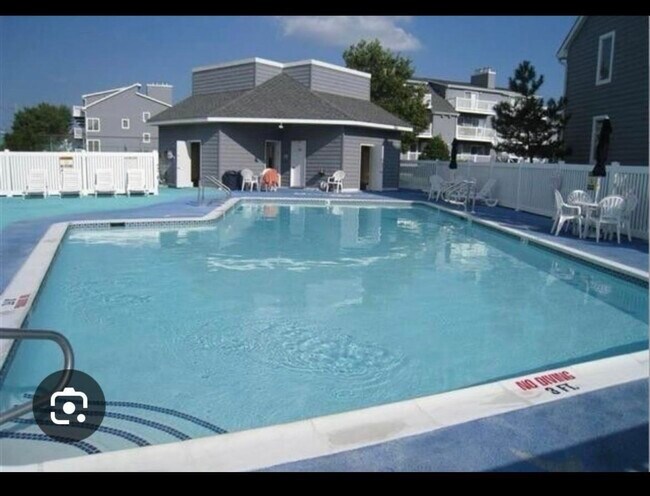 Building Photo - 823 Periwinkle St