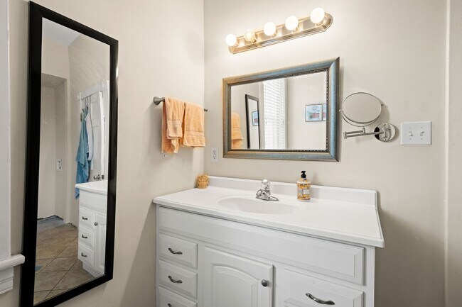 Building Photo - 1719 Hanover Ave