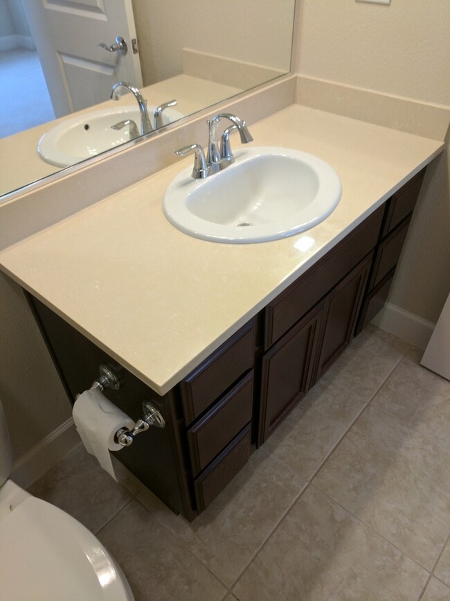 Building Photo - Luxury 3 bedroom 3 bath located in great a...