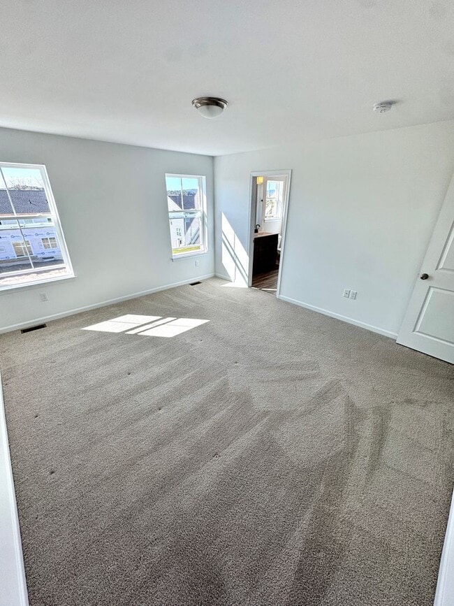 Building Photo - Newer Construction THREE BEDROOM/2.5 BATH ...