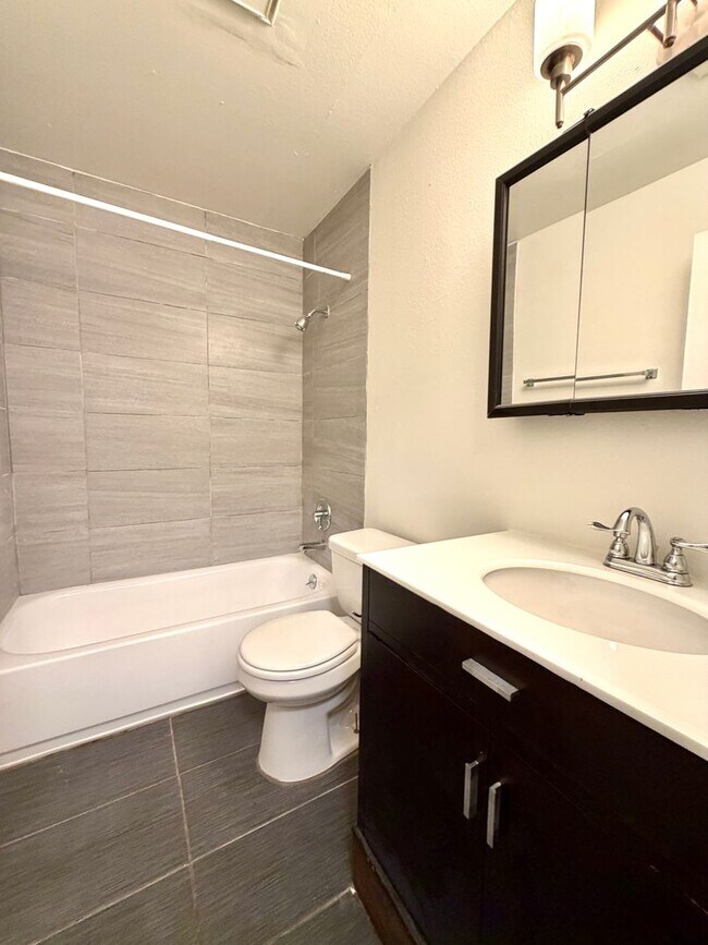 Building Photo - **FREE FIRST MONTH'S RENT** Spacious Top Floor Unit~ Great Natural Light~ Updated with Great Stor...