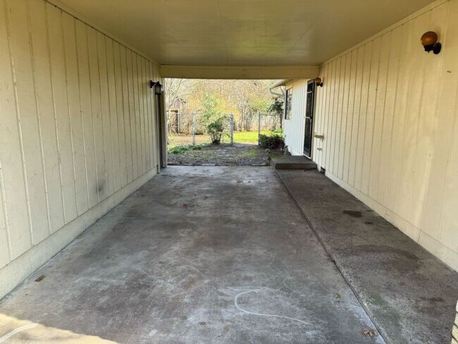 Building Photo - 3 Bedroom House in SW Eugene