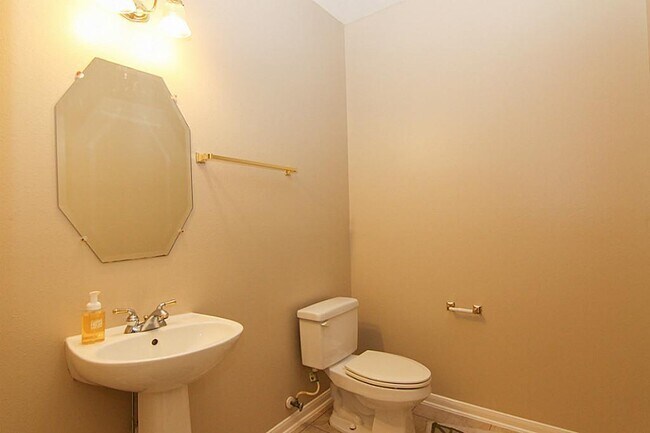 Building Photo - 2758 Laguna Pointe Dr