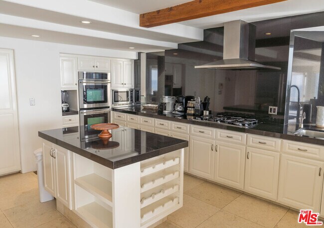 Building Photo - 27112 Malibu Cove Colony Dr