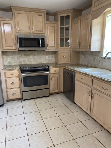 Building Photo - 6014 Castle Oaks
