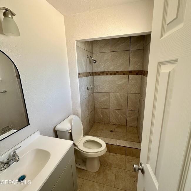 Building Photo - 10457 McCormick Ln