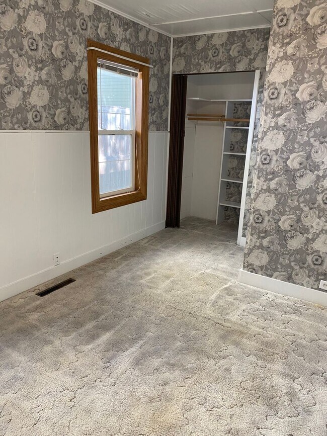 Building Photo - 2 BEDROOM LAKE HOUSE!