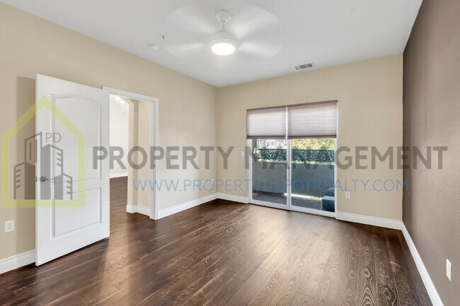 Building Photo - Spacious 2 (or 3!) Bed Condo in Gated Community