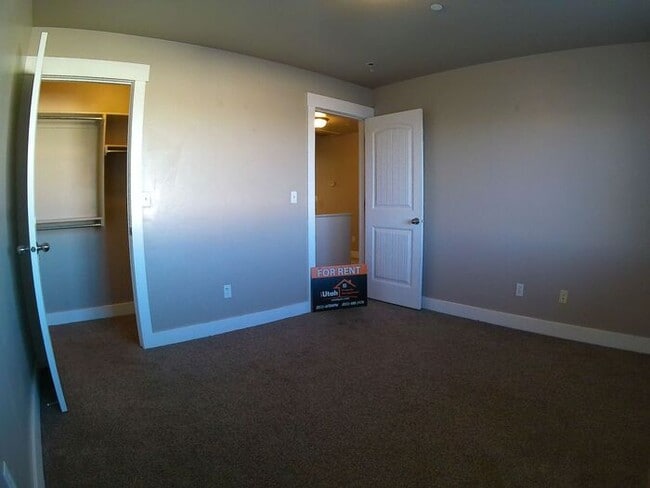 Building Photo - 3 bdrm 2 1/2 bth TownHome 2 Car Garage-Dog...