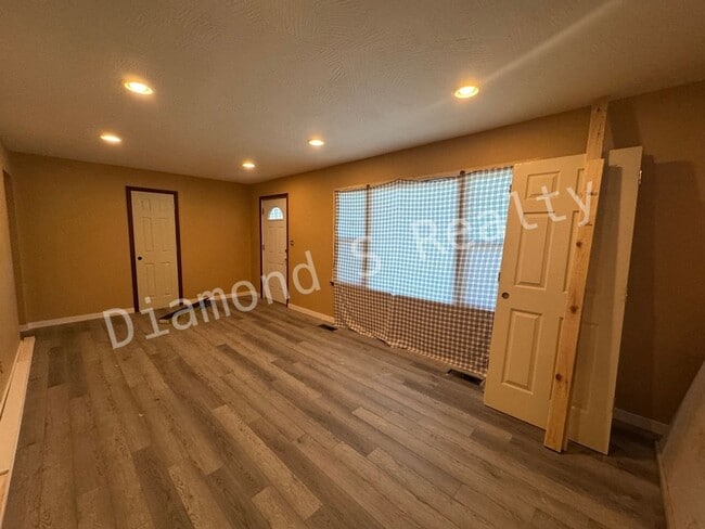 Building Photo - Charming and Clean 3 Bedroom Home - Nice/Quiet Neighborhood