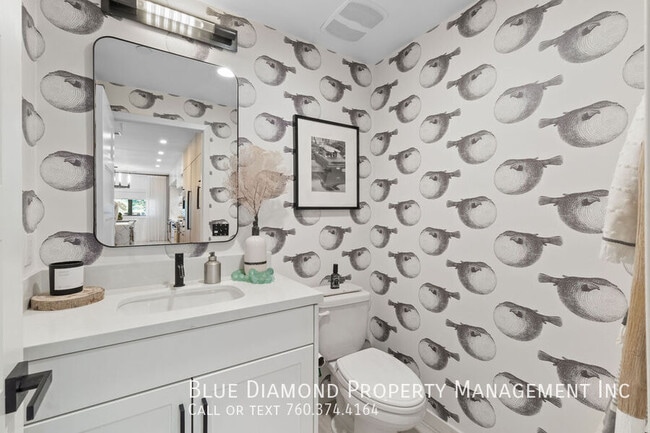 Building Photo - 3301 Lincoln-