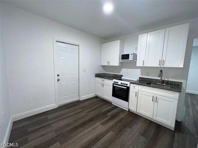 Building Photo - 4180 Sabal Ln