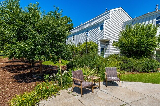 Building Photo - Updated and Stylish 1BDR/1BTH in the Eleven-One-Eleven Condominium Complex