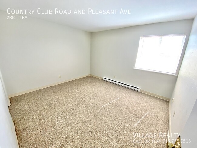 Building Photo - Roomy 2-bed end-unit w/ on-site laundry & ...