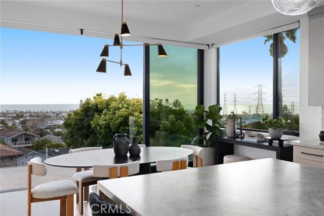 Building Photo - 807 N Paulina Ave