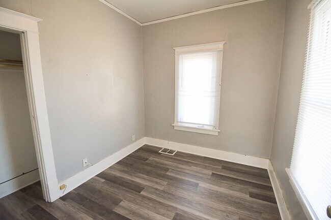 Building Photo - Cute pet friendly home with fenced yard!