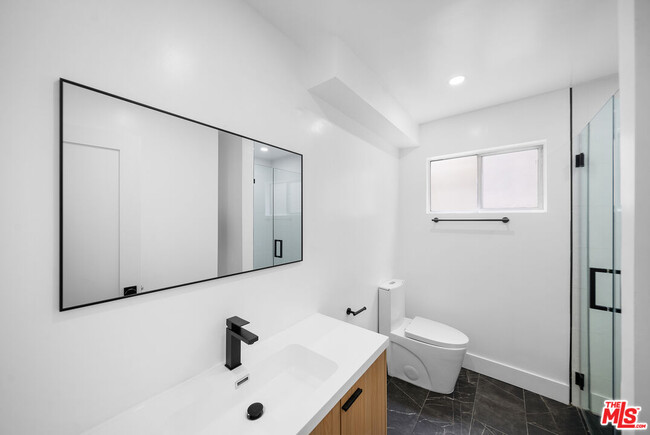 Building Photo - 605 San Vicente Blvd