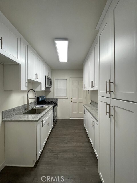 Building Photo - 1349 N Altadena Dr