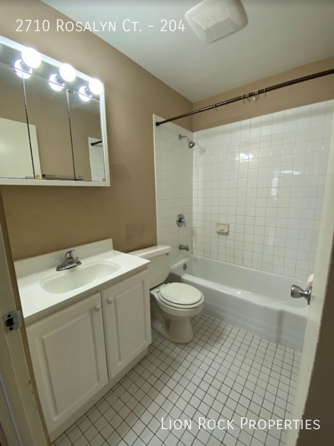 Building Photo - 2710 Rosalyn Ct