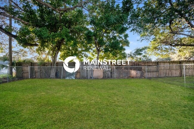Building Photo - 3 Bedroom Pet-Friendly Home in St Petersbu...