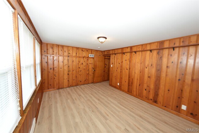 Building Photo - 1005 Hawthorn Ave