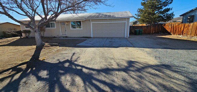 Building Photo - 3 bed 1 bath 2 Car garage- Desert Springs ...