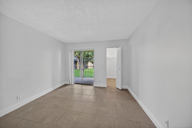 Building Photo - 913 Meadows Cir