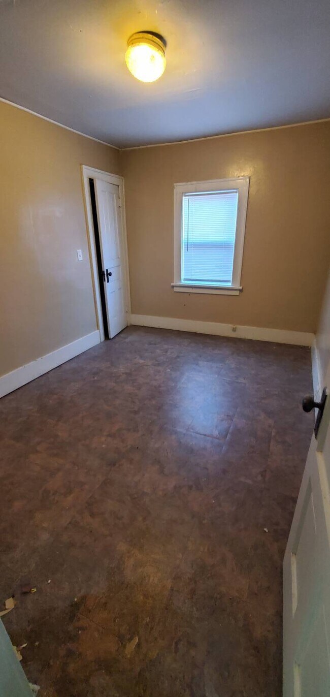 Building Photo - 1213 Woodland Ave SE