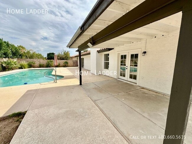 Building Photo - 2640 E Mallory St