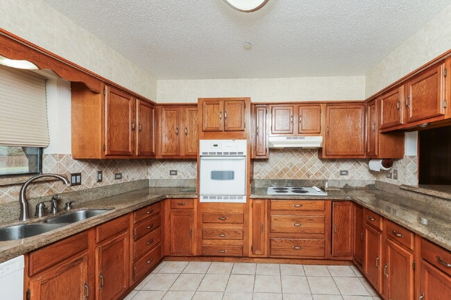 Building Photo - 534 Aspendale Dr