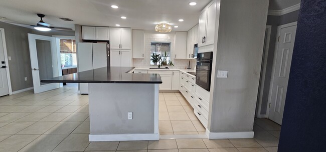 Building Photo - 370 Hunt Dr