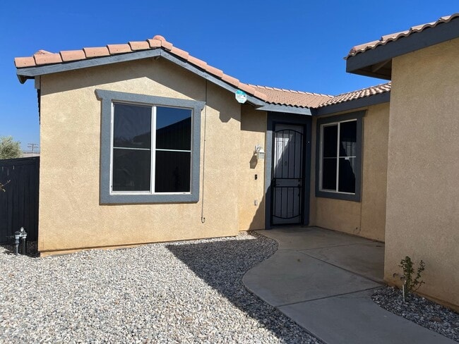 Building Photo - 3 bedroom 2 bath home with large yard avai...