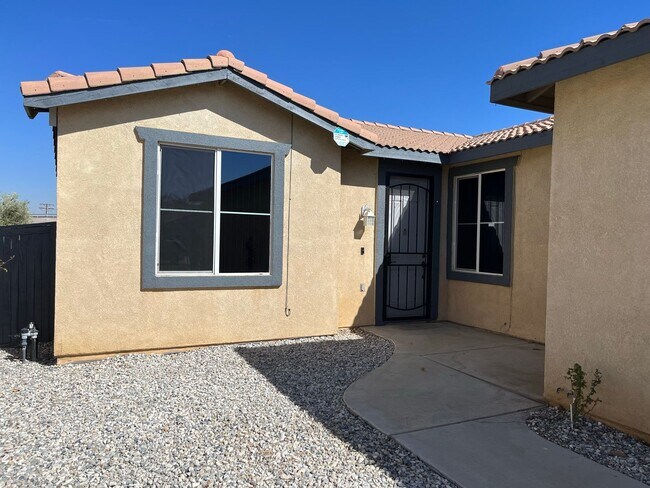 Building Photo - 3 bedroom 2 bath home with large yard available in Adelanto!