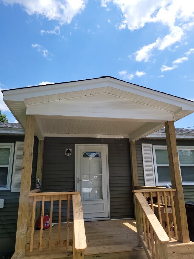 Building Photo - 135 Locust St