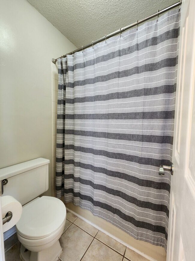 Building Photo - End Unit Townhouse in Chimny Hill