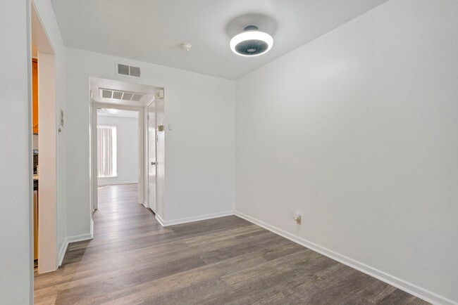 Building Photo - Chic 1-Bed Oasis with Pool & Walk-In Closets in Central San Antonio – $975/mo