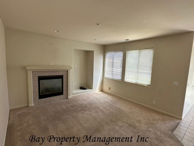 Building Photo - **Spacious 4 Bedroom Home with Vaulted Ceilings & Large Backyard – North Salinas**