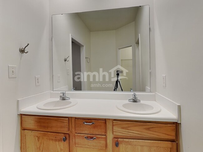 Building Photo - 2601 Trailwood Hills Dr