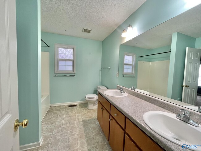 Building Photo - 186 Hollington Dr NE