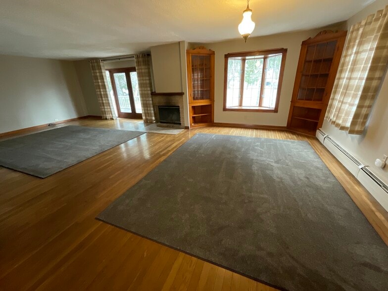 Living room - 3661 E Lake Rd