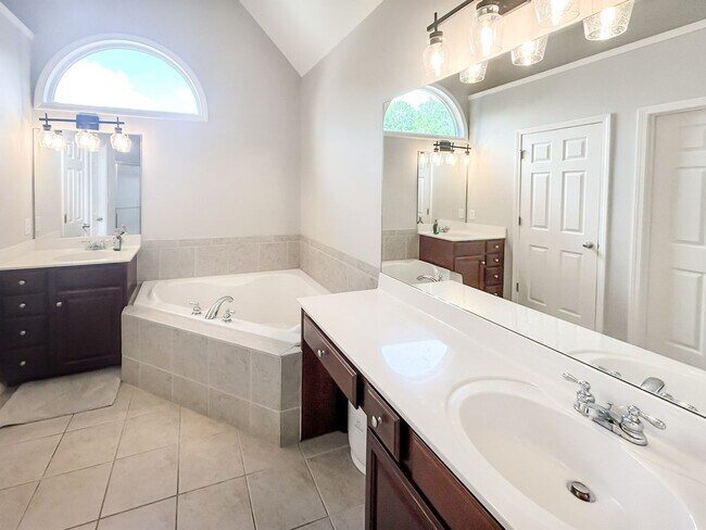 Building Photo - Stunning 5-Bedroom Executive Home in Kennesaw’s Preserve Falcon Hills!