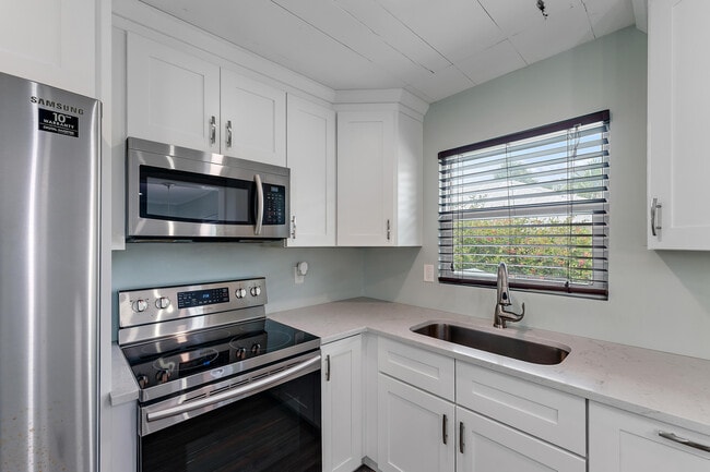 Building Photo - 856 SW Rustic Cir