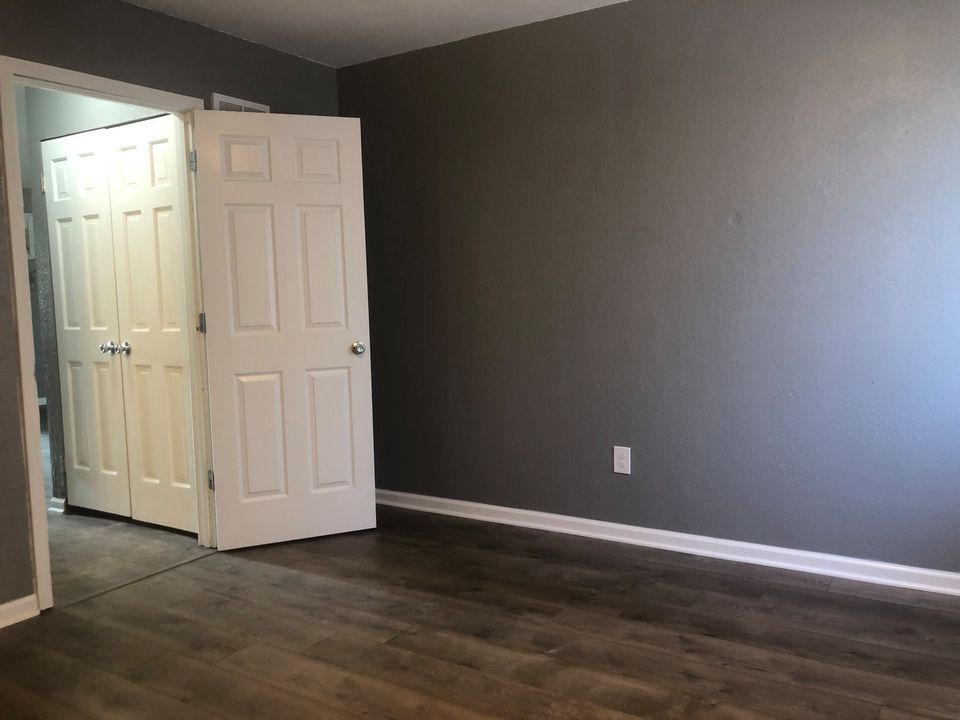 Building Photo - 300 N Thorpe St