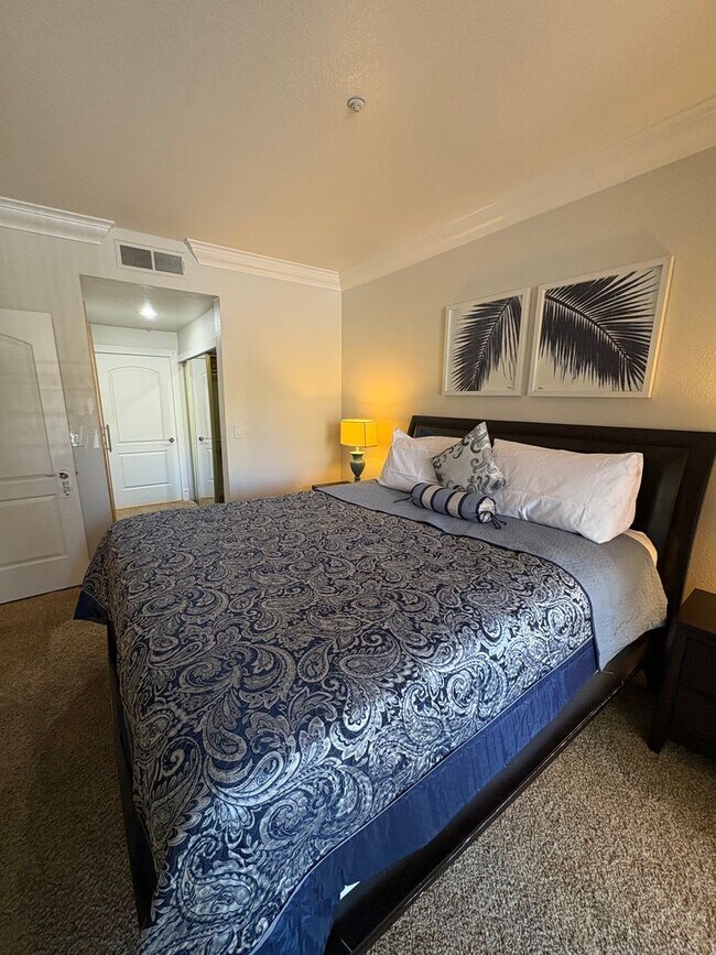 Building Photo - Spacious fully furnished 1 bedroom condo l...