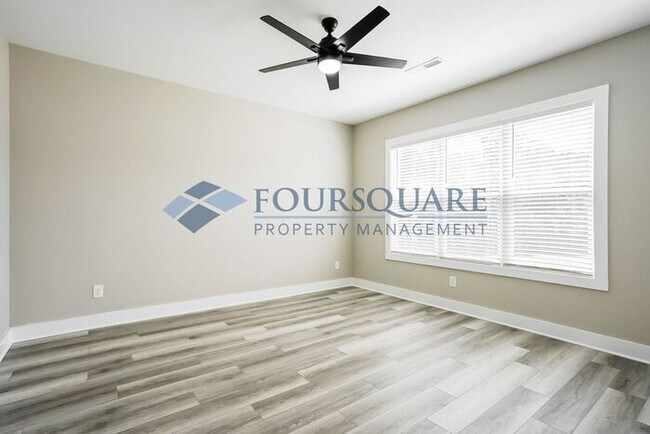 Building Photo - Townhome | Washer/Dryer Included | Back Pa...