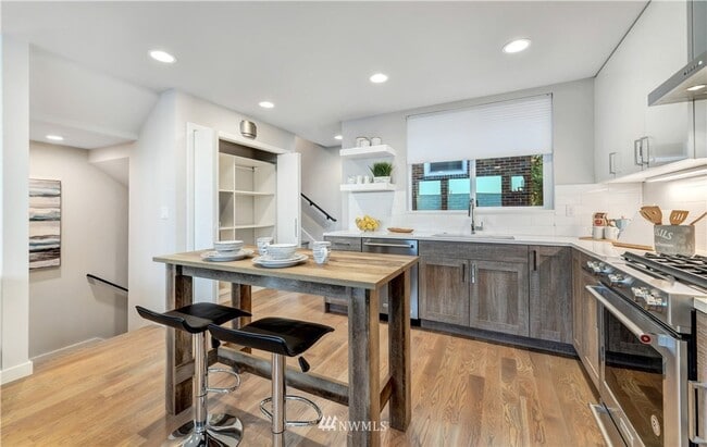 Building Photo - 2Bd/2Ba Seattle Townhouse